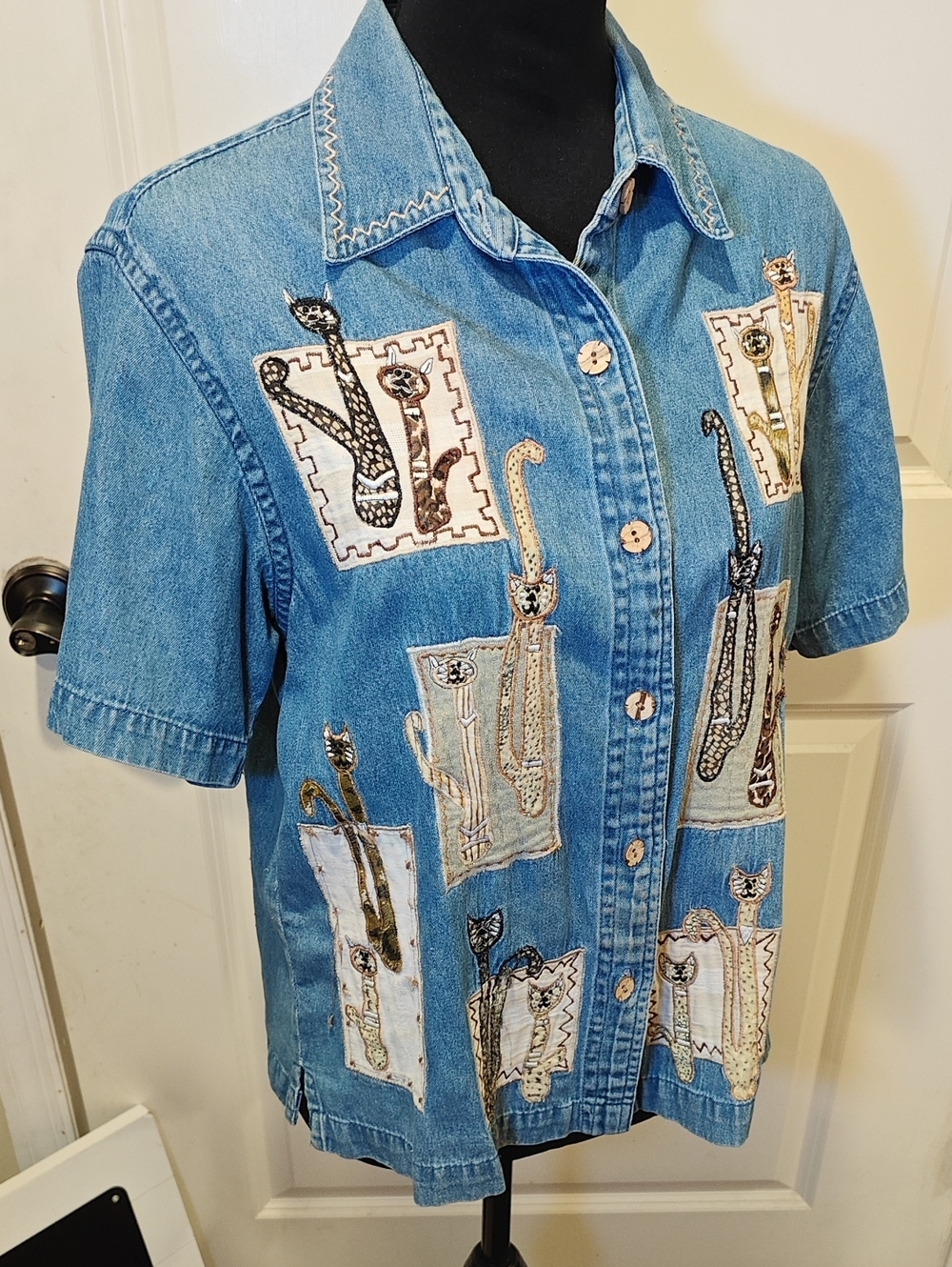 Vintage dressbarn Light Blue Denim Button-Front Shirt with Cat Patchwork